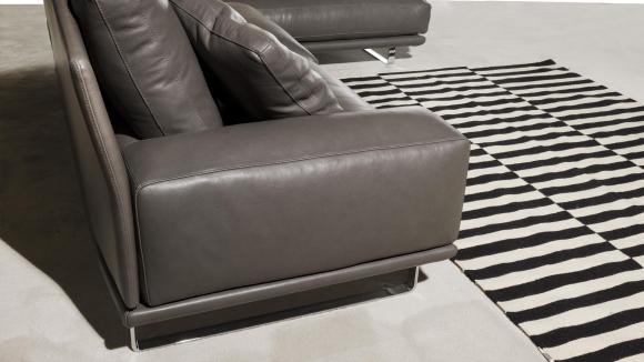 Time è un divano di design che produciamo all'interno della nostra fabbrica divani di Seveso (Milano)