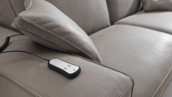 Eleven è un divano letto con cuciture ribattute e apertura automatica con telecomando