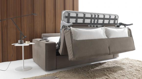 Il portaguanciali è integrato nello schienale di questo divano letto