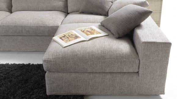 Rullo estetico/funzionale per questi divani angolari