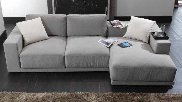La penisola di questo divano relax moderno ha lo schienale-mensola. Divani relax