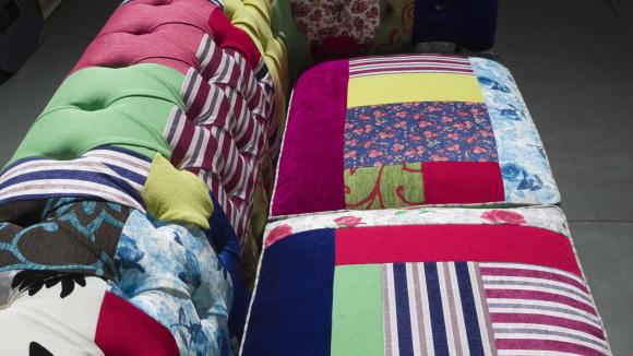 E' un divano Chesterfield colora adatto per loft, studi creativi e camerette