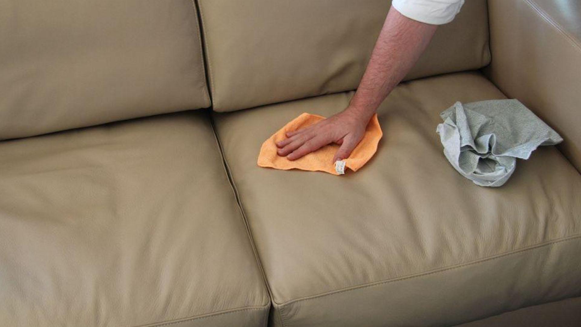 Come pulire il divano in tessuto